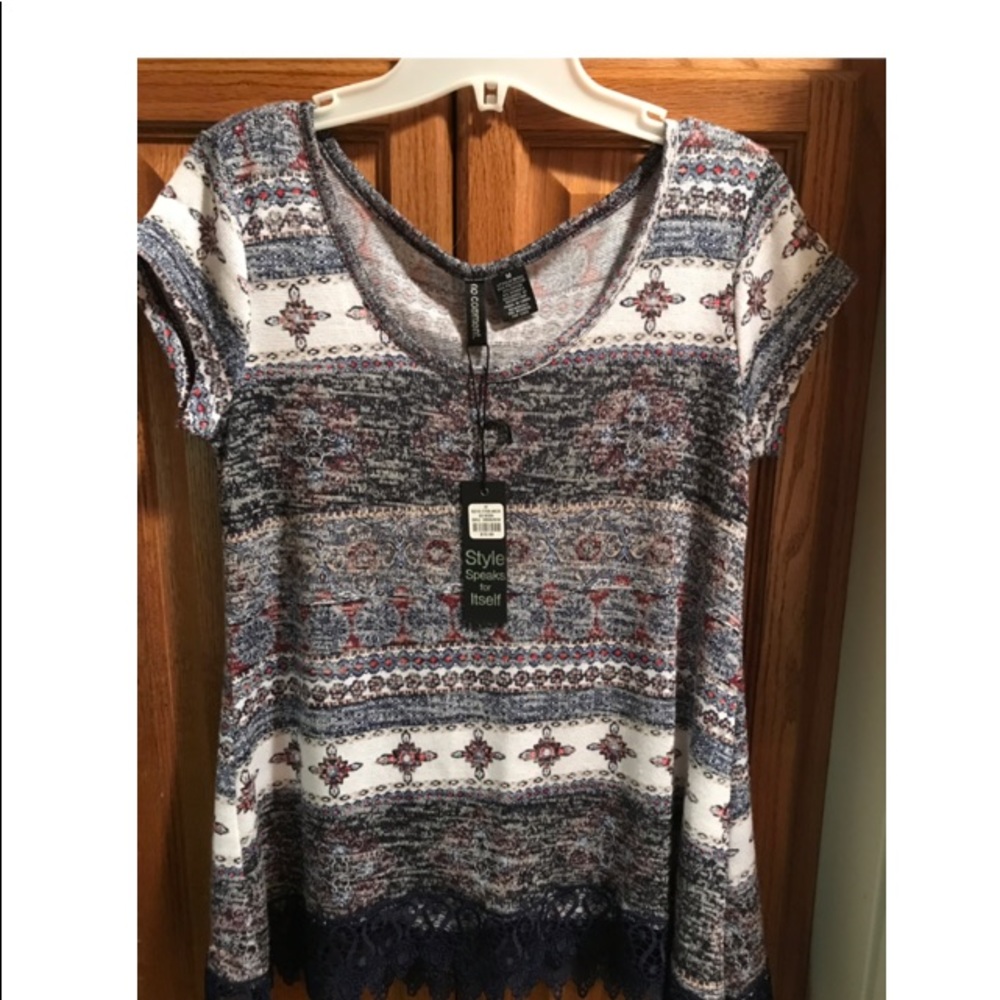 🛍 3/$15 Short sleeve top w/ navy blue lace around the bottom